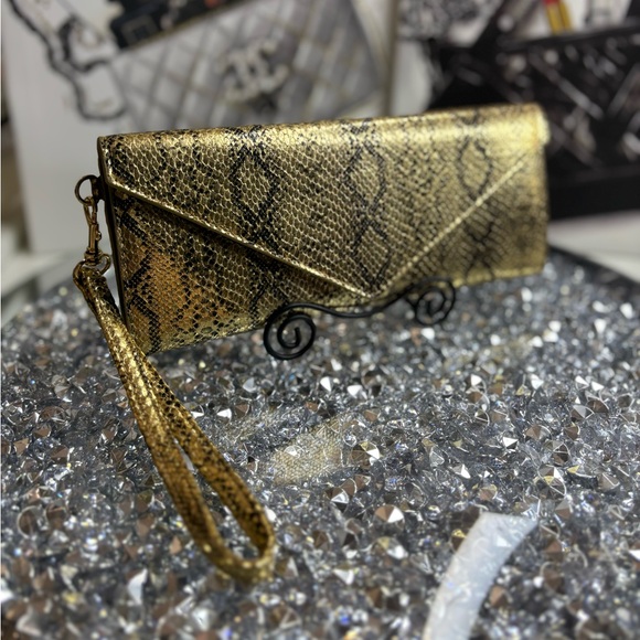 Marc By Marc Jacobs Handbags - Marc by Marc Jacobs Alila Python clutch EUC